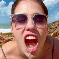 Эприл Бигасс Голая