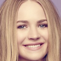 Бритт Робертсон Голая