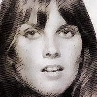 Каролин Манро Голая