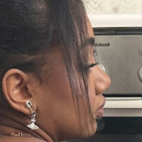 Элизабет Анору / Ллизи Голая