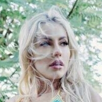 Элли Майерс Голая