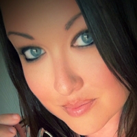 КьюО Сара Голая